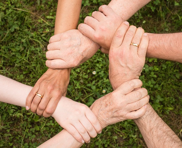 5 Hände, die einen festen Zusammenhalt symbolisieren
