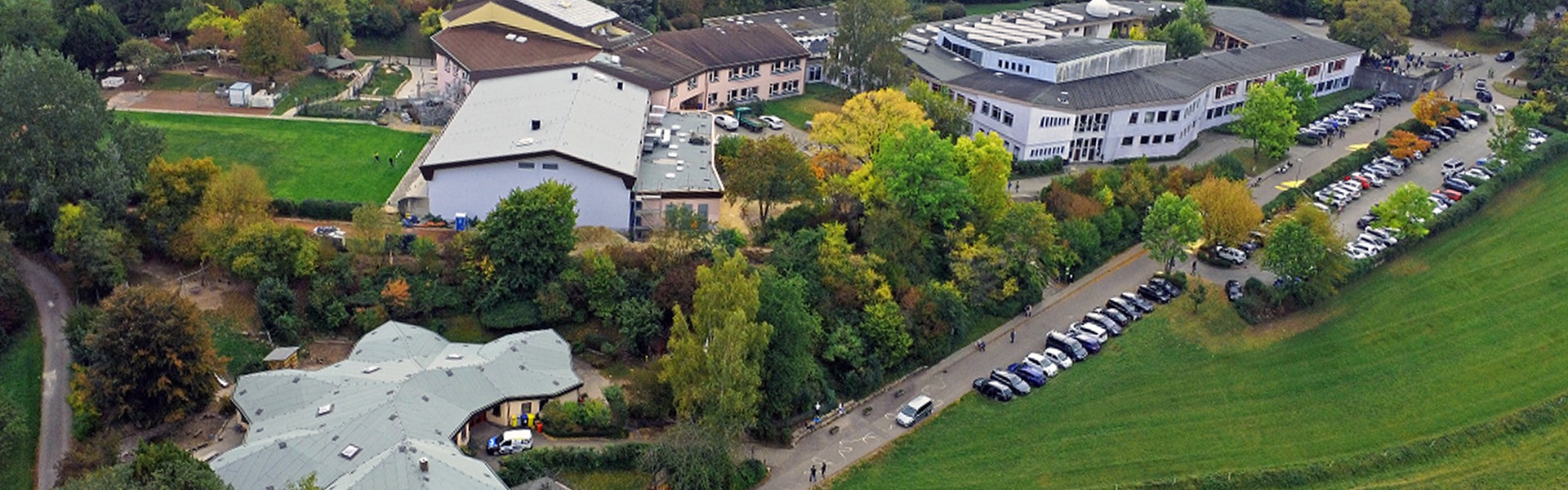 Das Gelände der Waldorfschule Engelberg samt Kindergartengebäude und Parkplatz aus der Luft fotografiert